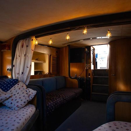 Magno II Boat Hotel Сант Адриа де Бесос Екстериор снимка
