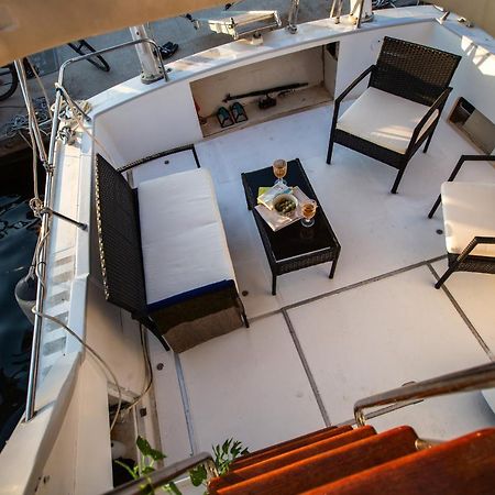 Magno II Boat Hotel Сант Адриа де Бесос Екстериор снимка