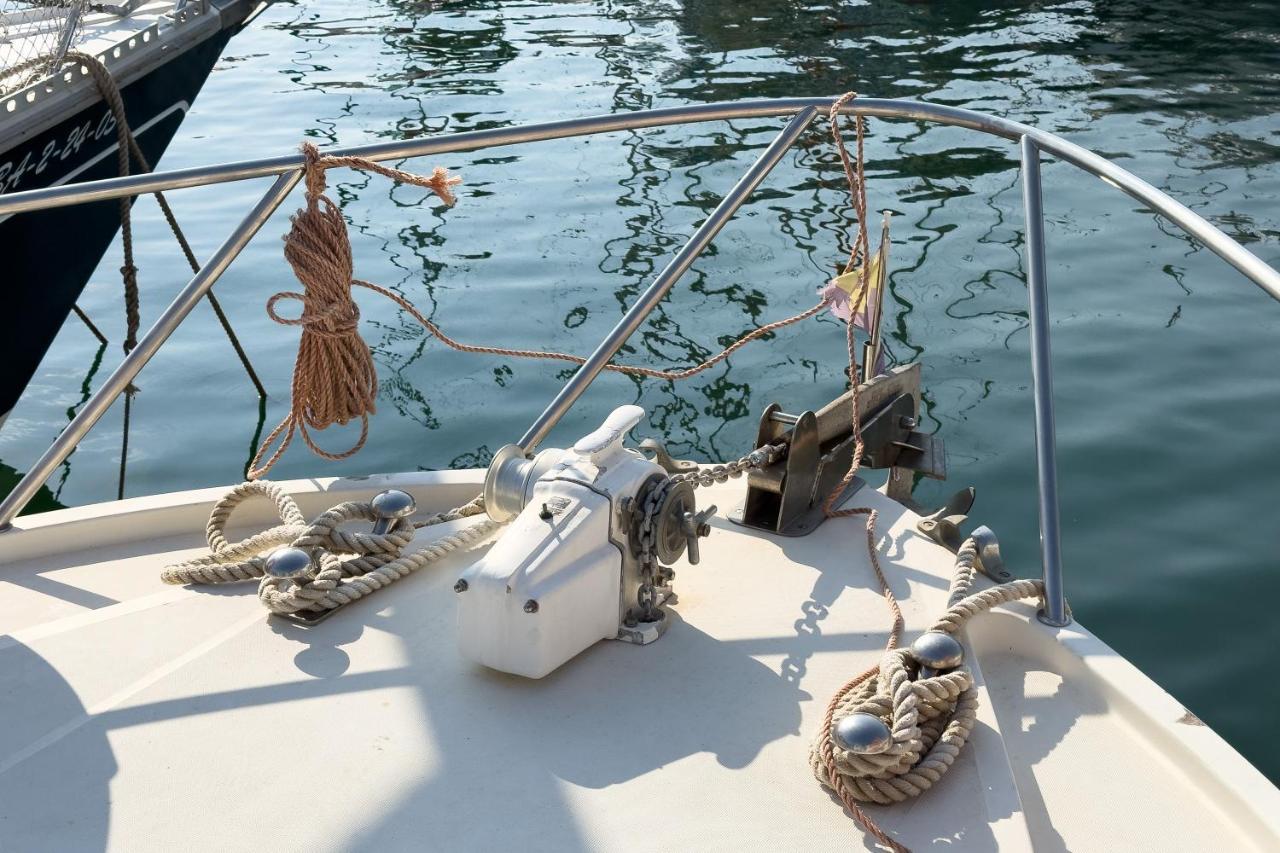 Magno II Boat Hotel Сант Адриа де Бесос Екстериор снимка