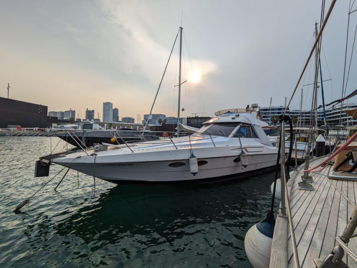 Magno II Boat Hotel Сант Адриа де Бесос Екстериор снимка