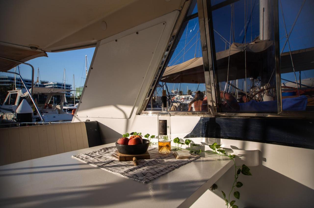 Magno II Boat Hotel Сант Адриа де Бесос Екстериор снимка
