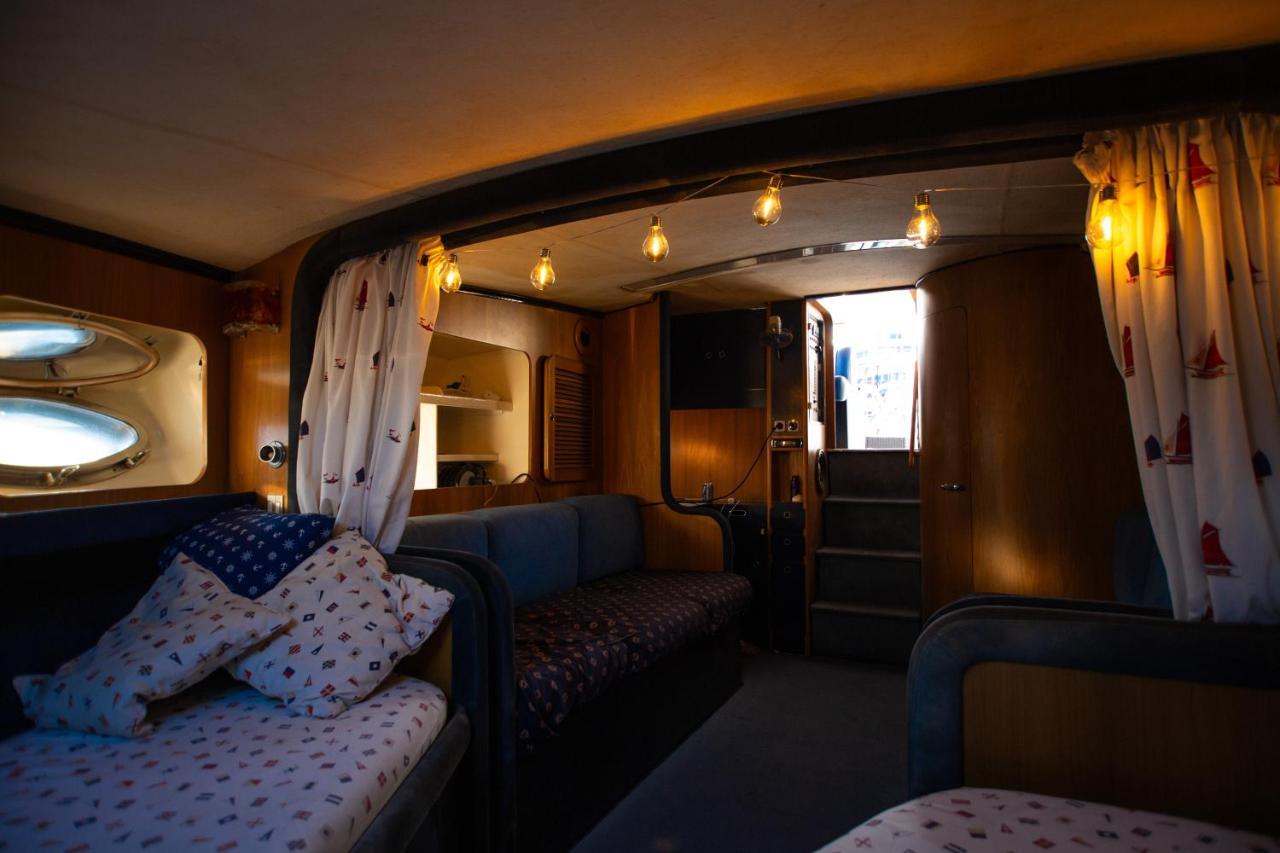 Magno II Boat Hotel Сант Адриа де Бесос Екстериор снимка