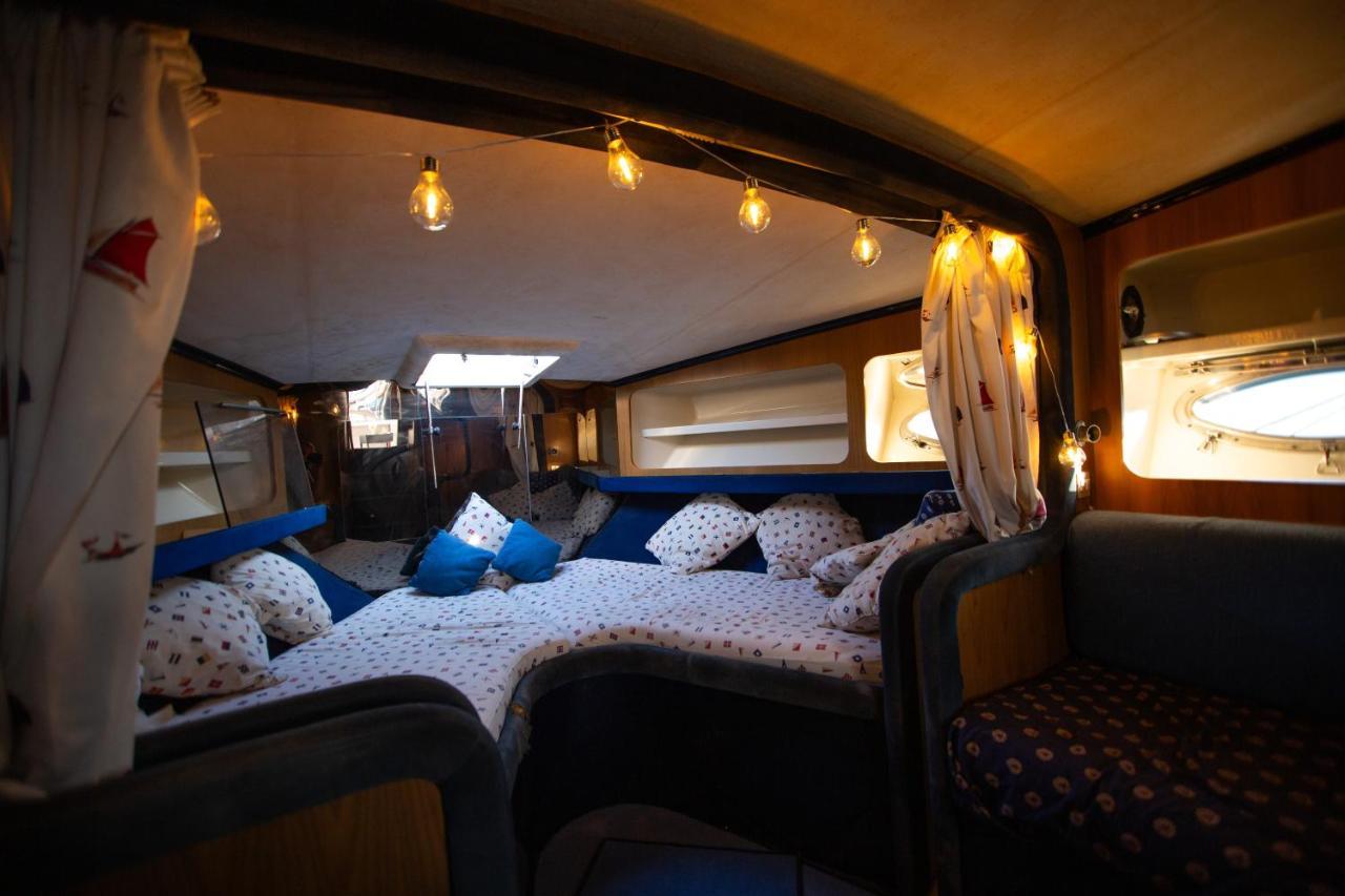 Magno II Boat Hotel Сант Адриа де Бесос Екстериор снимка