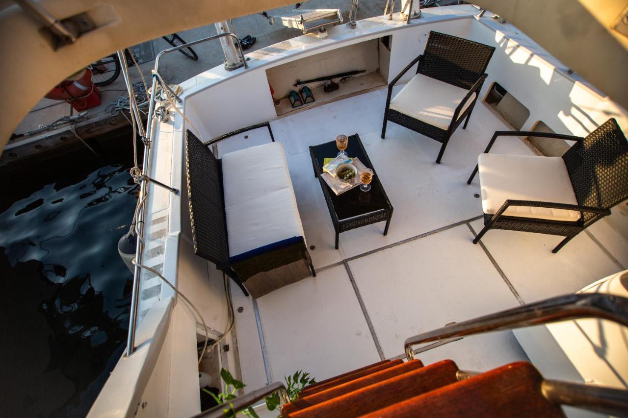 Magno II Boat Hotel Сант Адриа де Бесос Екстериор снимка
