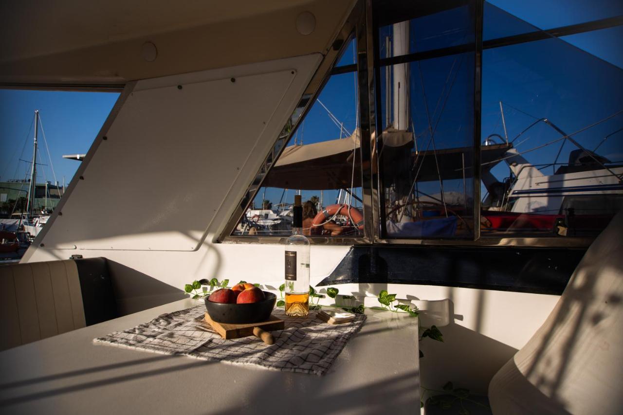Magno II Boat Hotel Сант Адриа де Бесос Екстериор снимка
