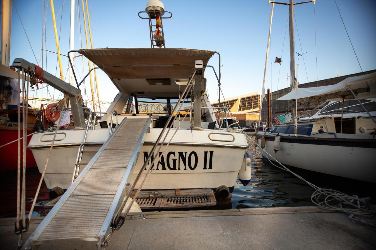 Magno II Boat Hotel Сант Адриа де Бесос Екстериор снимка