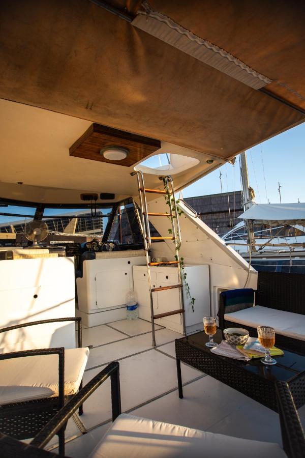 Magno II Boat Hotel Сант Адриа де Бесос Екстериор снимка