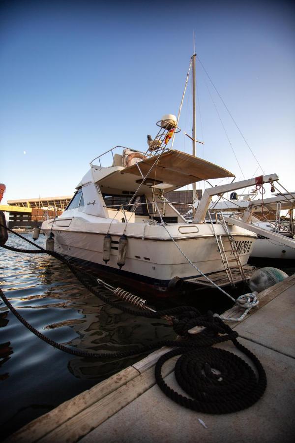 Magno II Boat Hotel Сант Адриа де Бесос Екстериор снимка