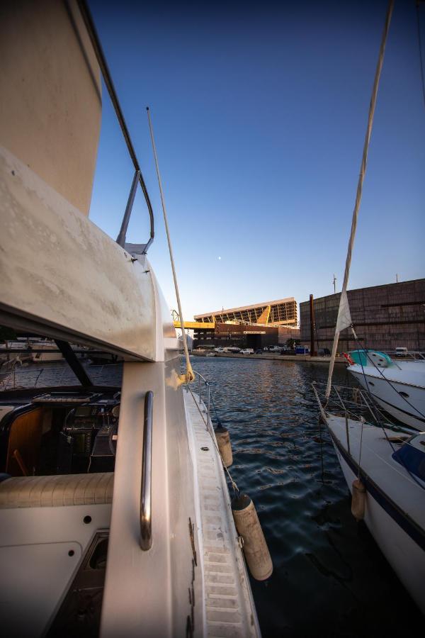 Magno II Boat Hotel Сант Адриа де Бесос Екстериор снимка