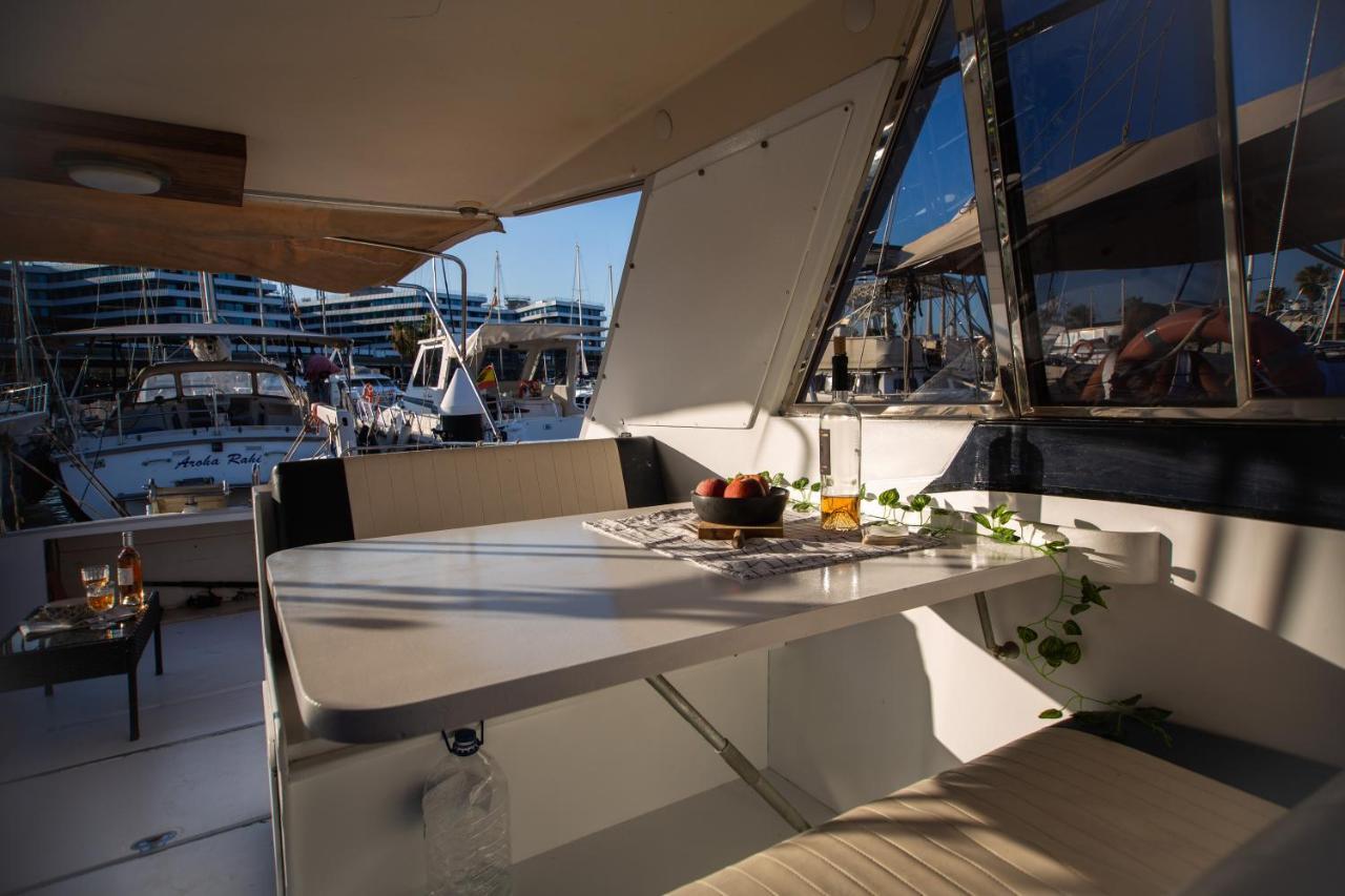 Magno II Boat Hotel Сант Адриа де Бесос Екстериор снимка