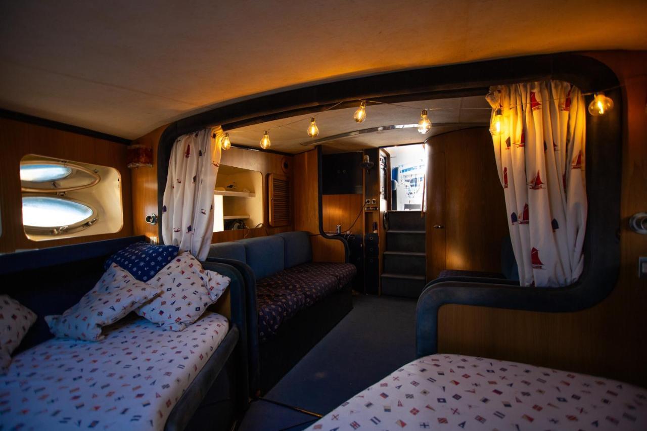 Magno II Boat Hotel Сант Адриа де Бесос Екстериор снимка