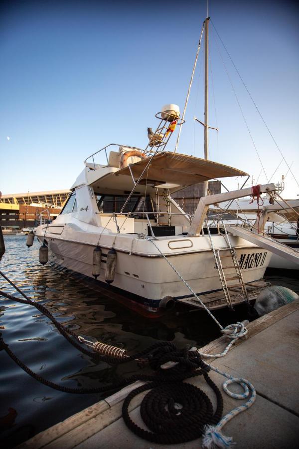 Magno II Boat Hotel Сант Адриа де Бесос Екстериор снимка