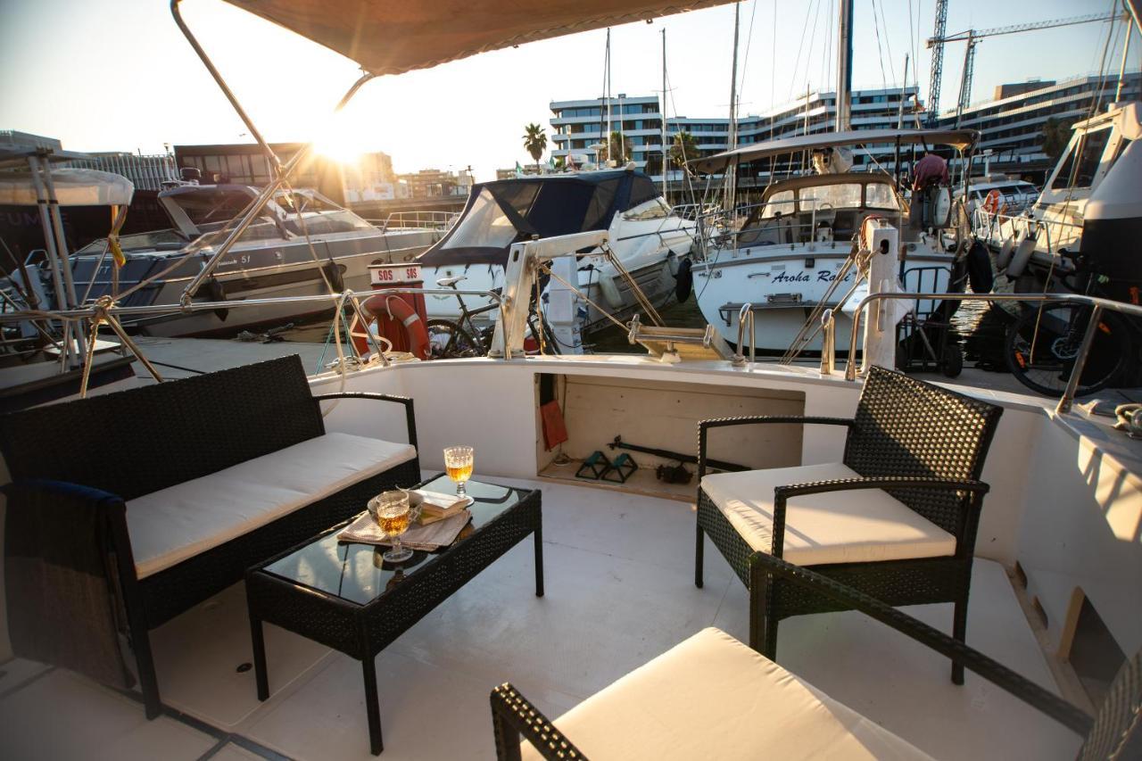 Magno II Boat Hotel Сант Адриа де Бесос Екстериор снимка