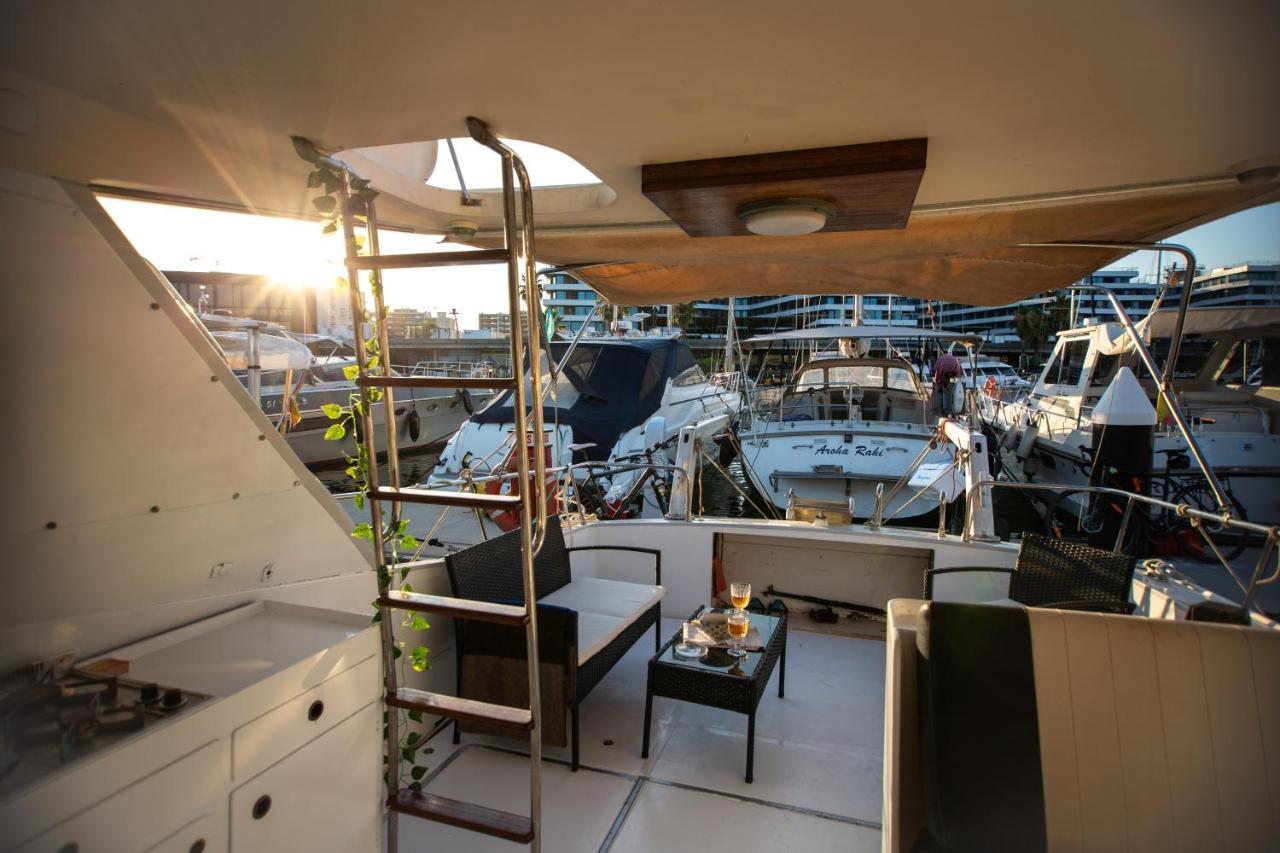 Magno II Boat Hotel Сант Адриа де Бесос Екстериор снимка