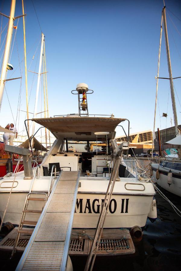Magno II Boat Hotel Сант Адриа де Бесос Екстериор снимка