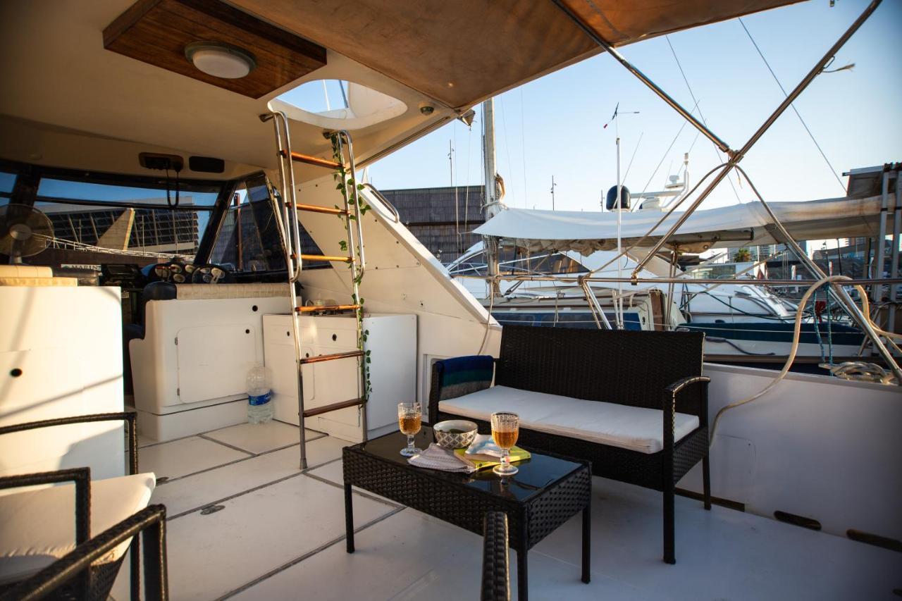 Magno II Boat Hotel Сант Адриа де Бесос Екстериор снимка